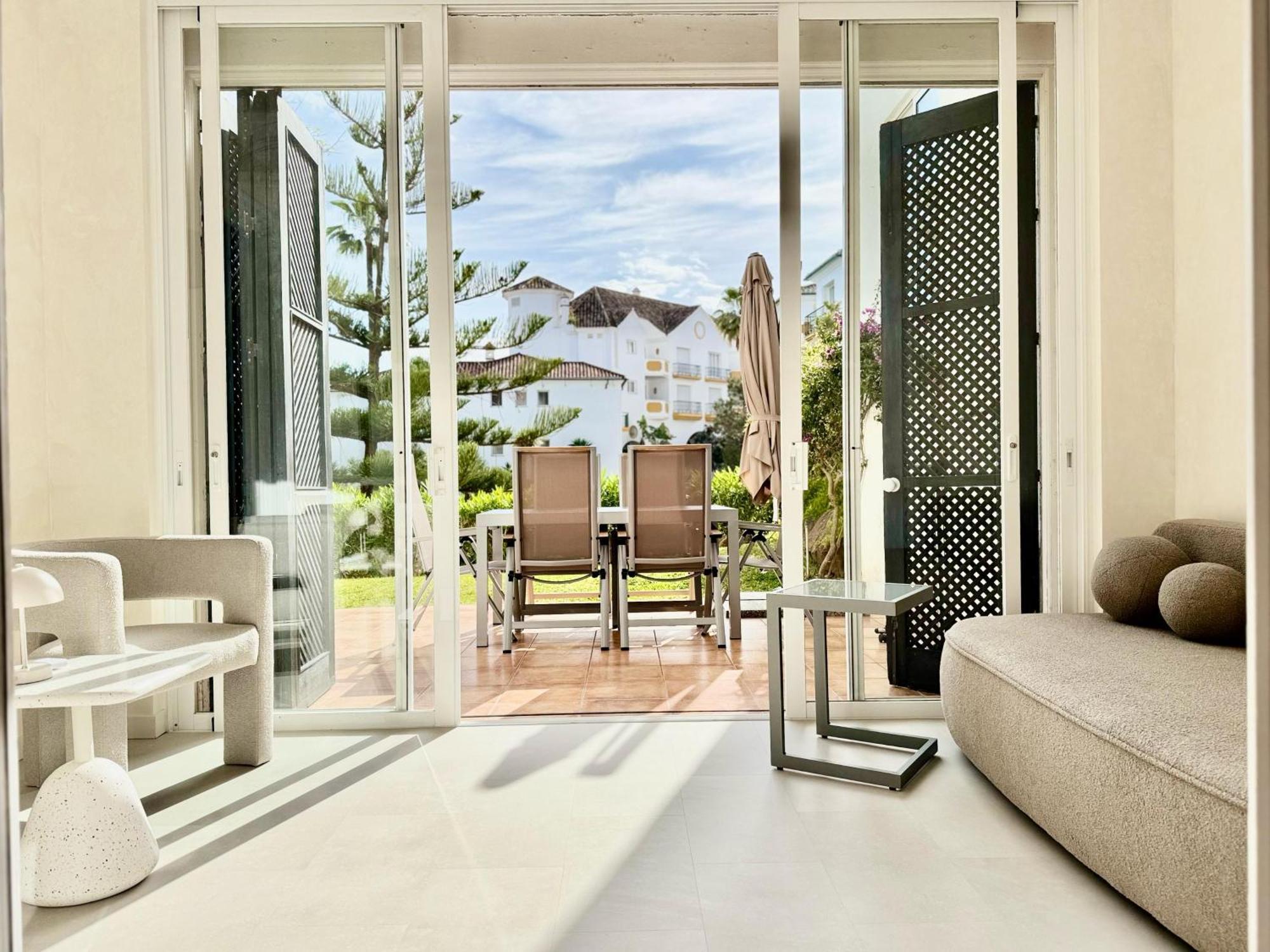 Oasis Riviera, Near Nikki